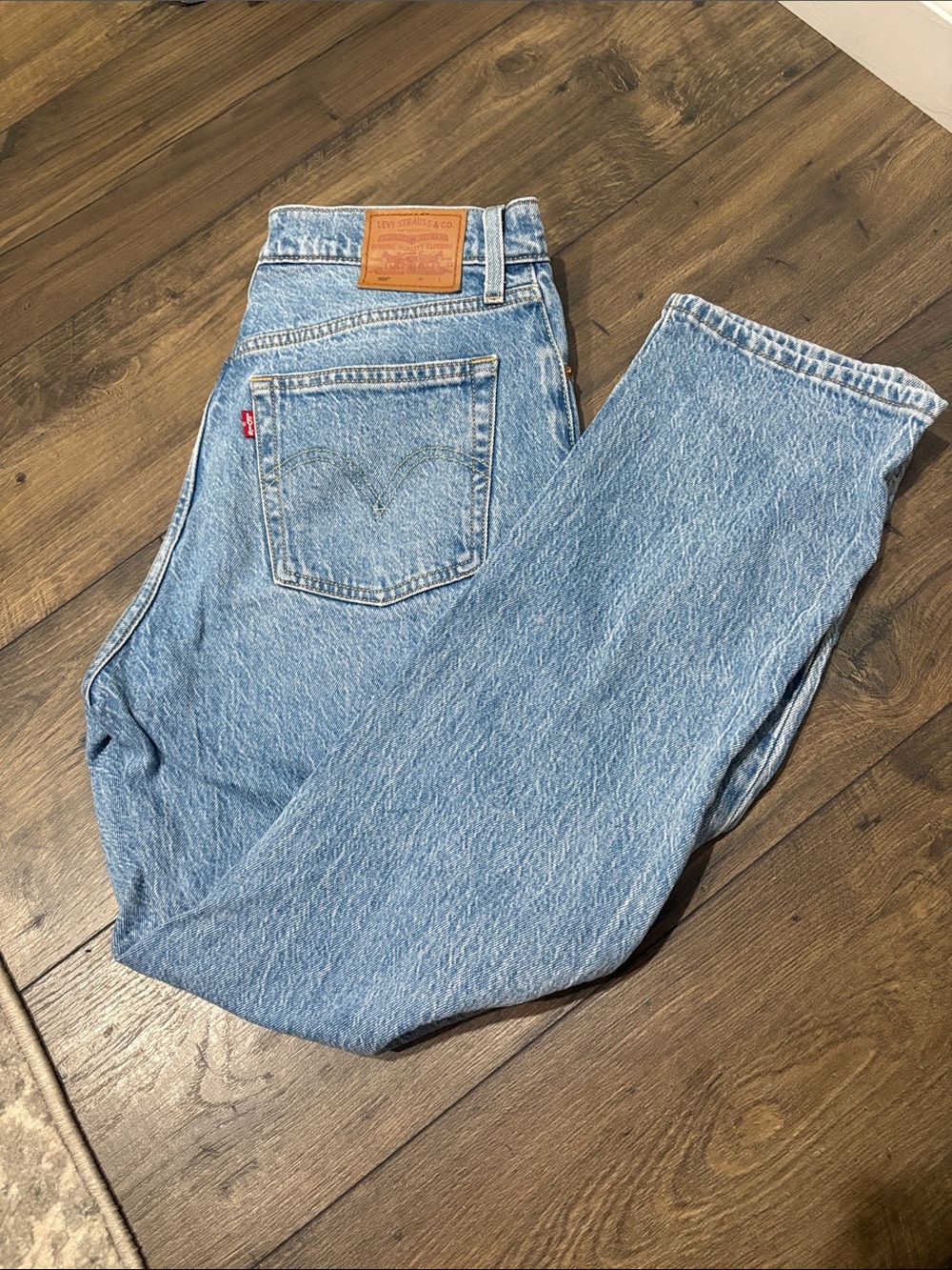 501 Levi's Relaxed Fit Jeans in Light Blue Wash